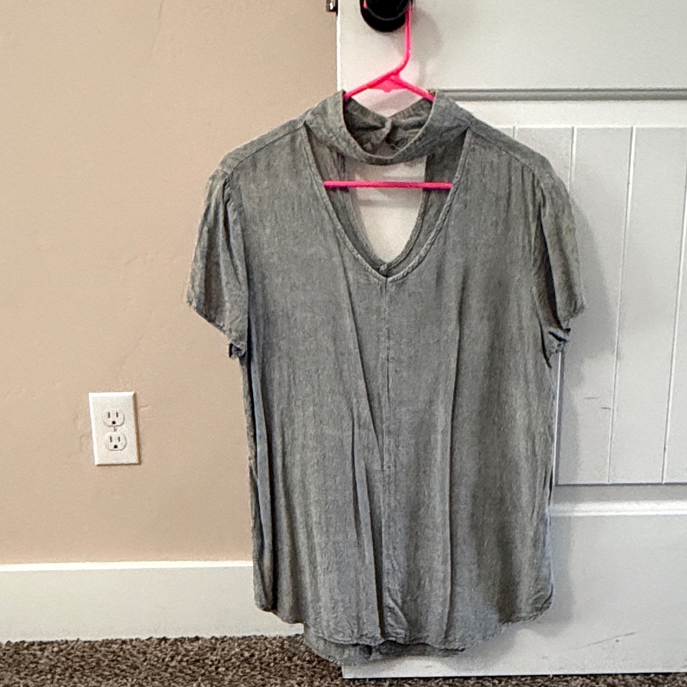 Women's Gray/distressed Short-Sleeve Choker V-Neck Top